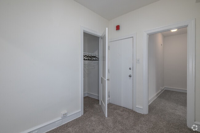 2BD, 1BA - 750SF
