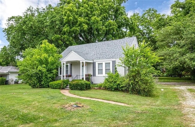 Building Photo - Home with a fence