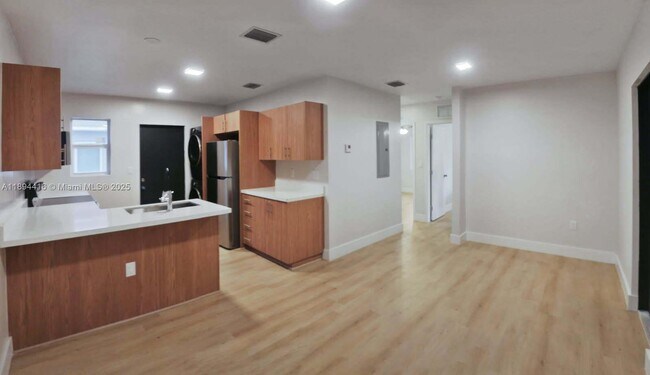 Photo - 4555 NW 14th Ave Unidad 4555