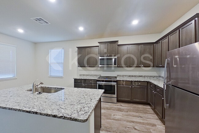 Photo - 916 NW 4th St