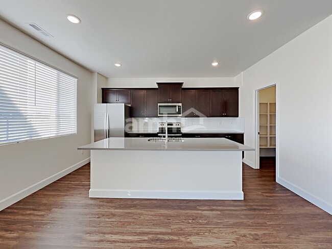 Photo - 933 N Barkvine Ave