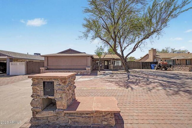 Photo - 2601 E Dahlia Dr