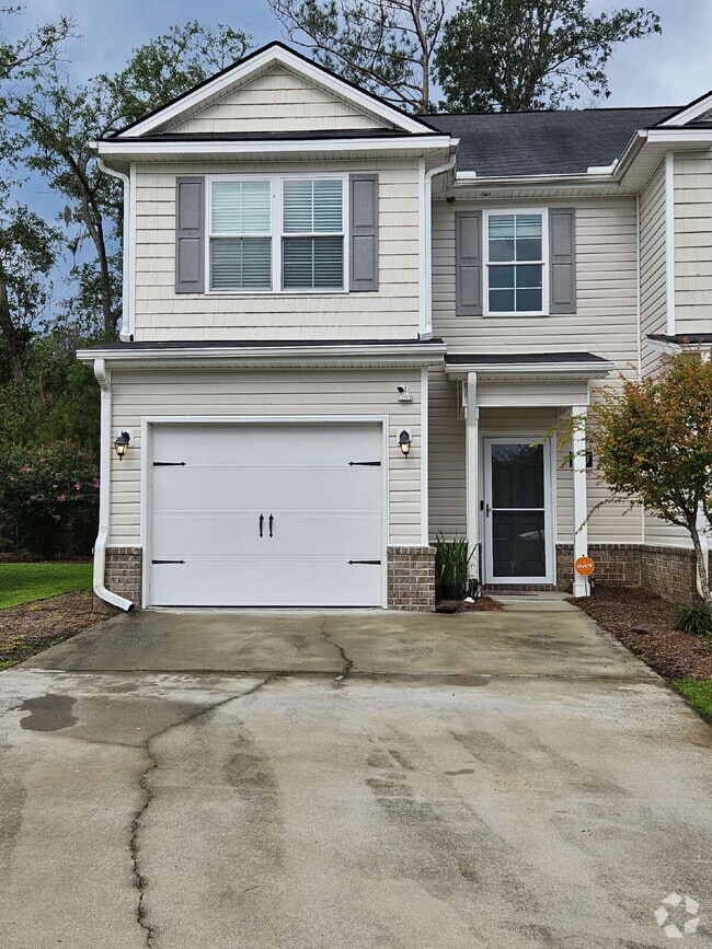 Building Photo - Luxury Townhouse in Richmond Hill.  Get Bu...