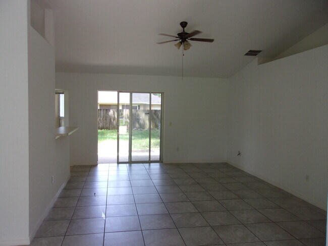 living room - 5 Pecan Pass Radl