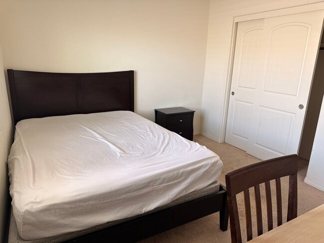 Building Photo - 14925 Shoreham St