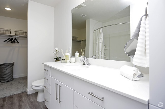 2BR, 2BA - 991 SF