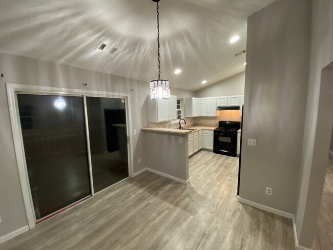 Photo - 280 Bridgestone Ln