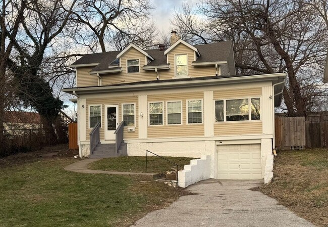 Building Photo - Spacious 4 Bedroom / 1.5 Bath in Quiet Area For Rent