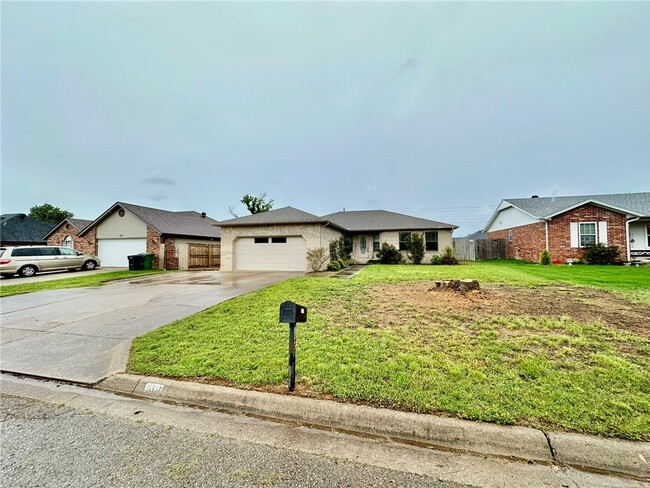 Building Photo - 2311 W Willow St