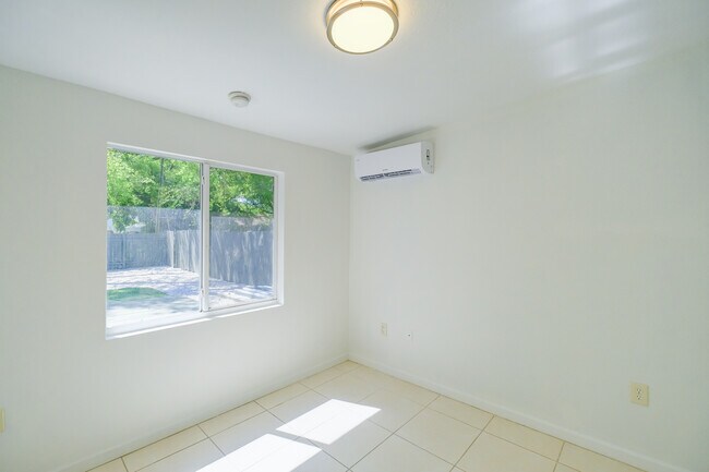 Bedroom - 1556 NE 135th St Apartamentos Unidad 2