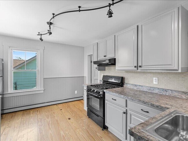 Building Photo - 28 Van Buren St Rental