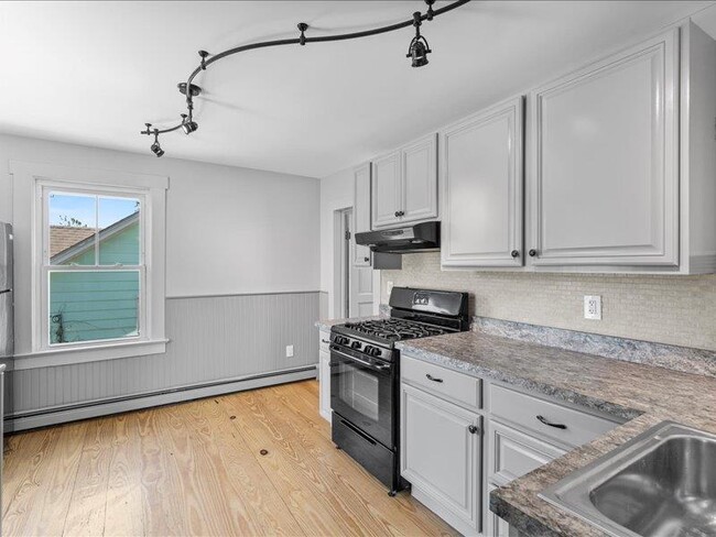 Building Photo - 28 Van Buren St Rental
