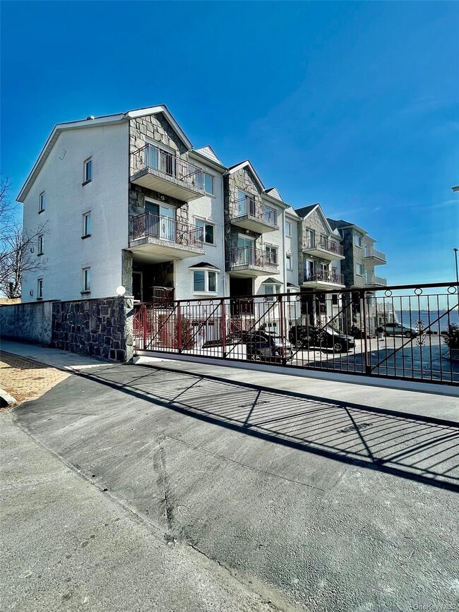 Building Photo - 1 Samantha Way Unit 1B Rental