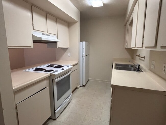 Building Photo - 836 Riverview Dr Unit Apt B-7