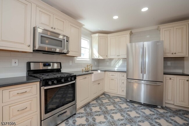 Building Photo - 135 Main St Unit B