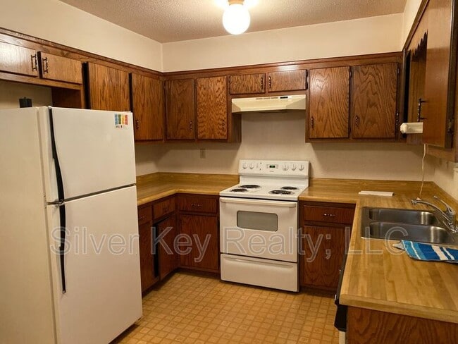 Photo - 823 Englewood Rd