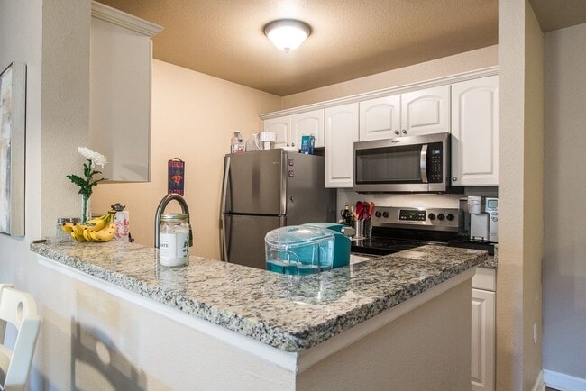 Photo - Oxford Terrace II: 4/4 luxury apartment just 3 blocks from UF & 1 block from Sorority Row. Now Re...