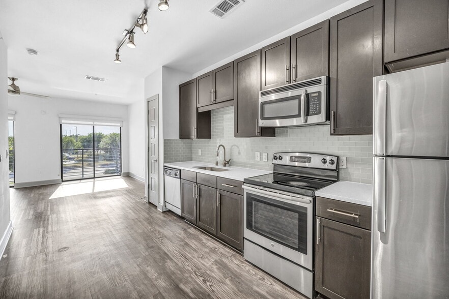 A modern kitchen at Markethaus 3700 in Plano Texas