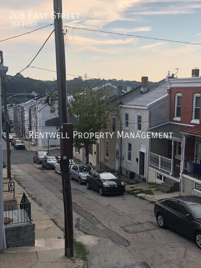 Photo - 208 East St