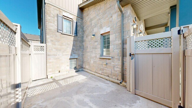 Photo - UNIT 8-3200 SINGLETON AVE-LOWER UNIT Unité 8