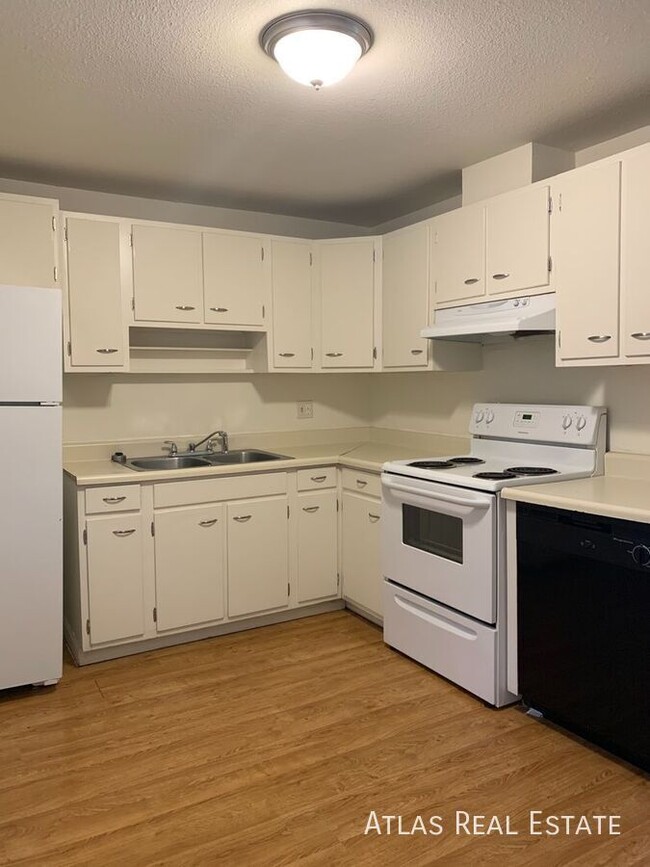 Newly Renovated 4-Plex Unit!! Walk to Spro... - Newly Renovated 4-Plex Apartment Unit!! Walk to Spro... Unit B