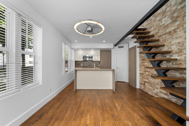 Photo - 739 2nd St