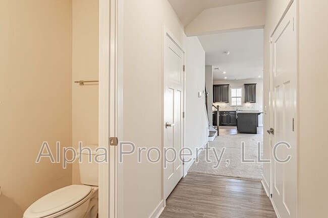Photo - 300 Huntingdale Pl