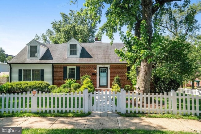 Photo - 740 Upland Pl