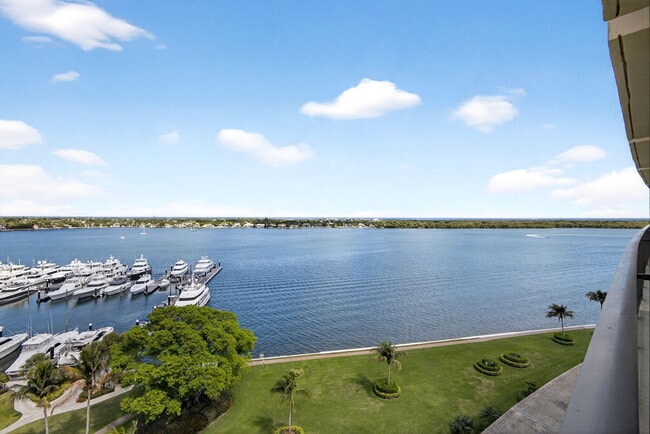 Building Photo - 134 Lakeshore Dr Unit T13