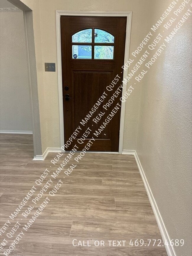 Building Photo - 410 Peacock Cir