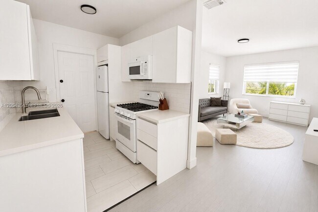Photo - 815 W 39th St Unit 3