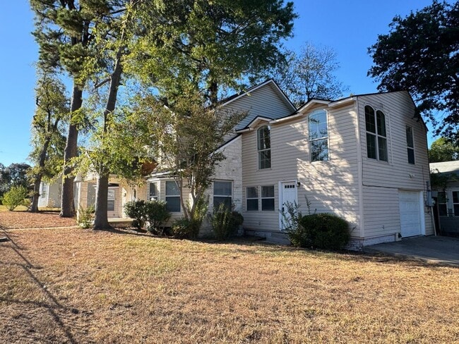 Photo - 627 W 2nd St