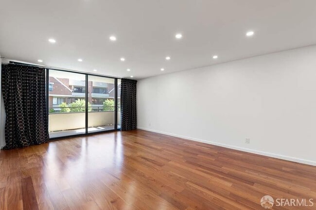 Photo - 101 Lombard St