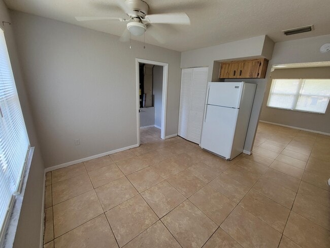 Photo - 1042 Oak St