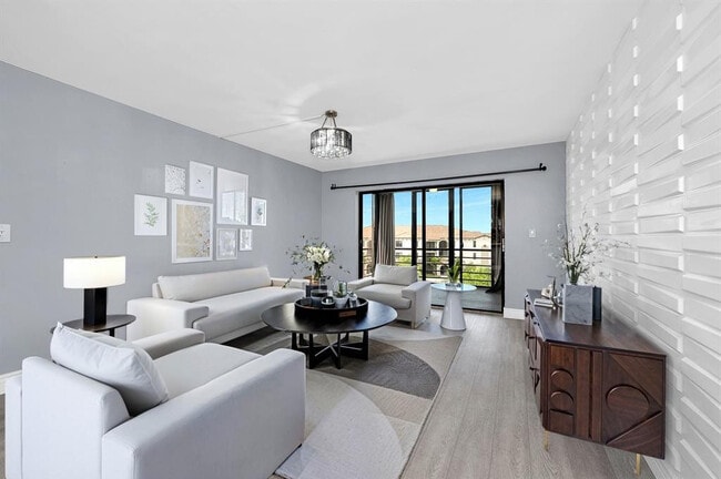 Building Photo - 9355 SW 8th St Unit 401