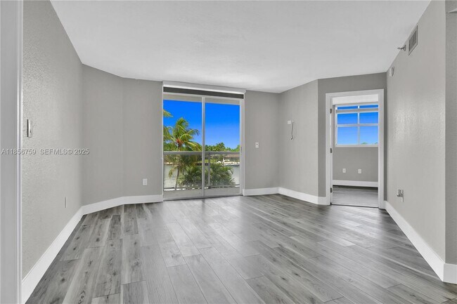 Building Photo - 5880 Collins Ave Unit 403