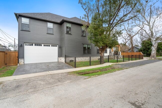 Photo - 701 Archer St