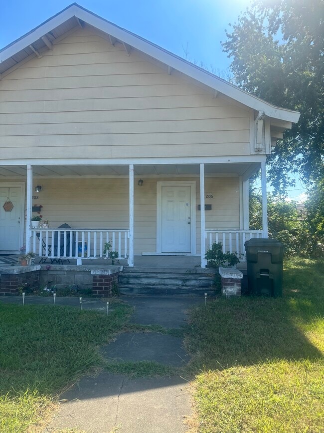 Building Photo - 206 N G St Rental