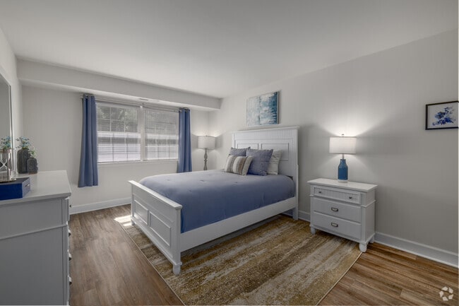 Modelo de 2 habitaciones y 2 baños - 798 pies cuadrados - Dormitorio principal - Village of Pine Run Apartments & Townhomes*