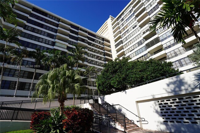 Building Photo - 2500 Parkview Dr Unit 2020