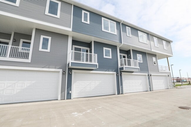 Photo - 3309 6th Way E