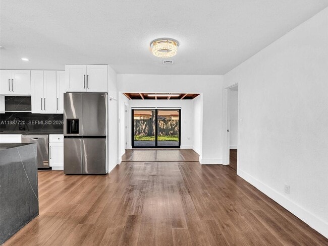 Photo - 3193 Taft St