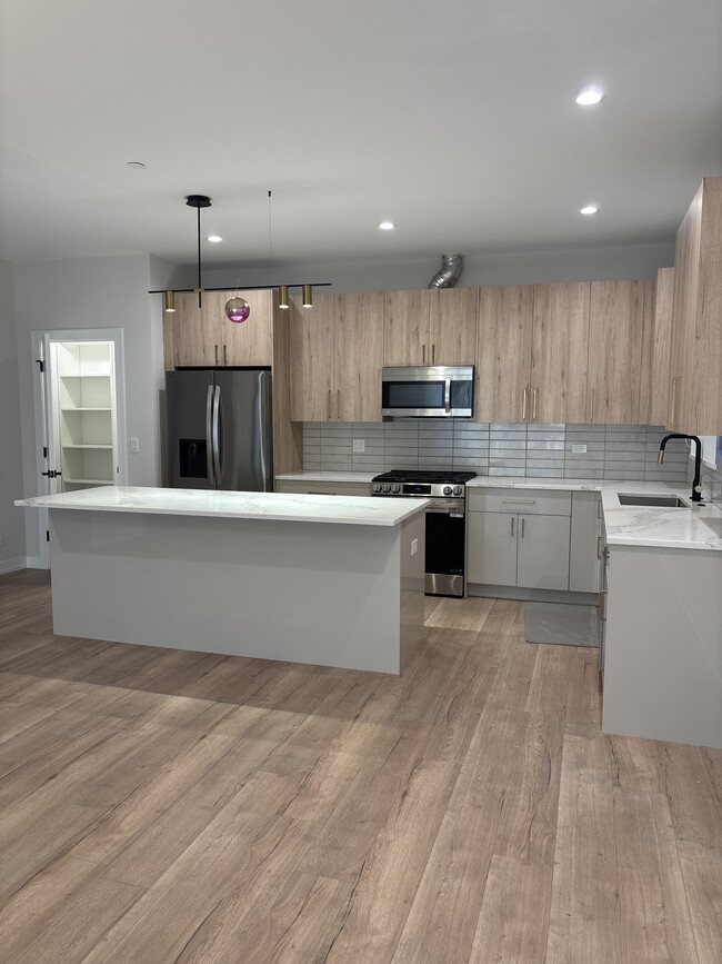 Photo - 6853 W Belmont Ave Unidad 1R