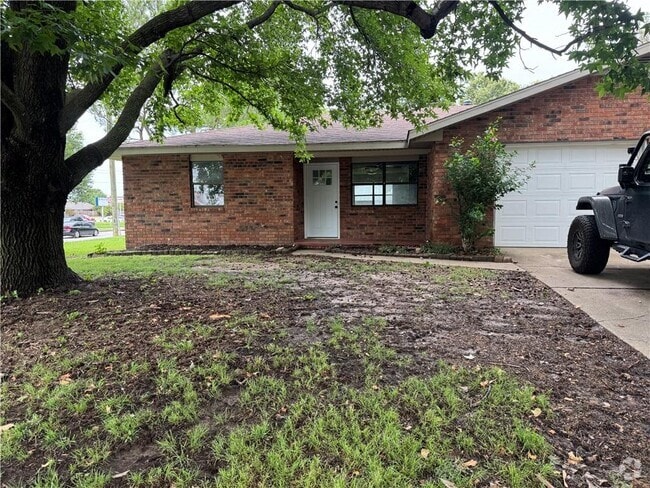 Building Photo - 2700 McMillan Dr Rental