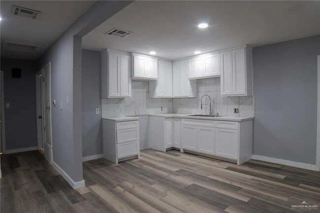 Photo - 210 E Hurst St