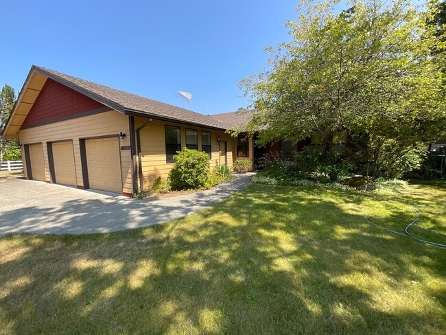 Building Photo - Single-level living with a one-of-a kind setting!