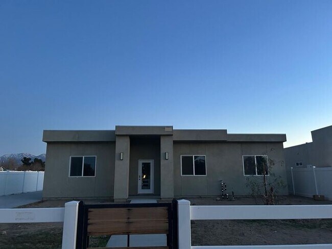 3 Bedroom 2 Bathroom Single Home with Gara... - 3 Bedroom 2 Bathroom Single Home with Gara...