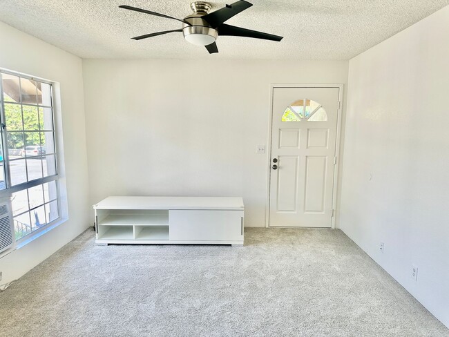 Building Photo - Renovated 2 bedroom Townhome in Highly Des...