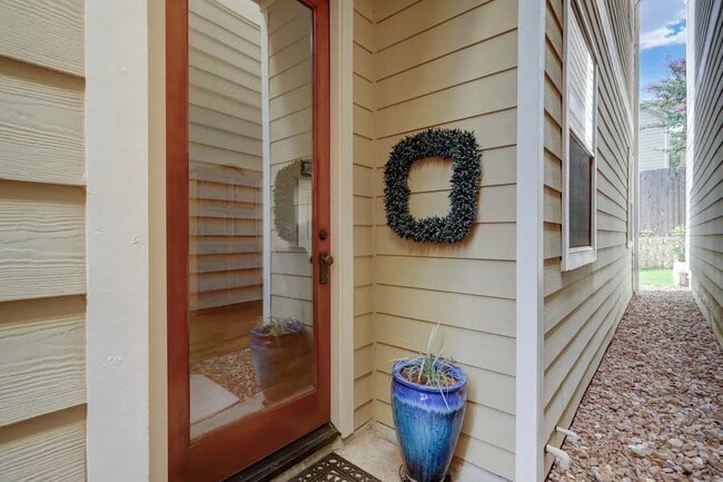 Photo - 4410 Dickson St