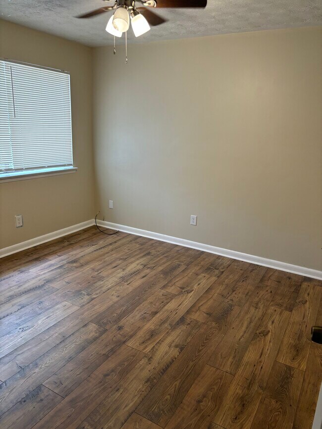 Photo - 923 Pine Oak Trl